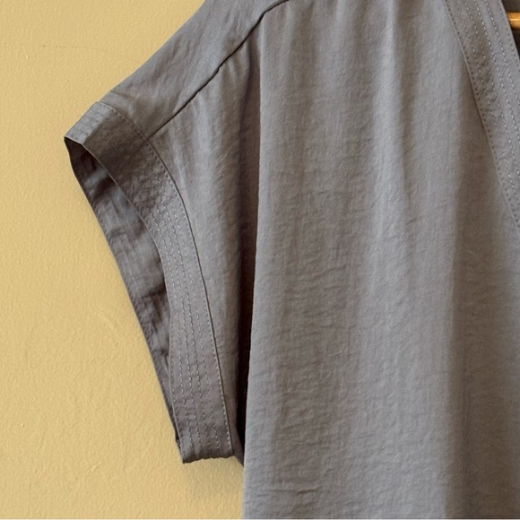 •SOLD•| Lucky Brand| Draped Grey Silky V-Neck Tunic Short Sleeve Shirt Size US M - Picture 3 of 6